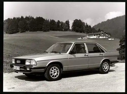 Fotografie Auto Audi 100 5E, Limousine jetzt mit neuem 5-Gang Getriebe, Werkfoto