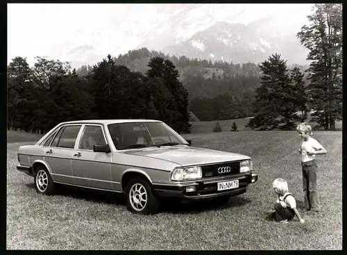 Fotografie Auto Audi 100 5E, Kinder bestaunen Limousine, Werkfoto