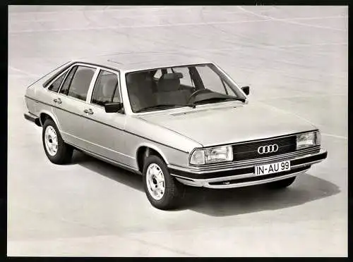 Fotografie Auto Audi 100 Avant, Limousine mit Kennzeichen Ingolstadt