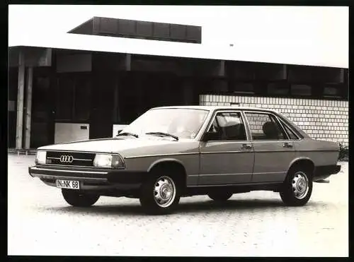 Fotografie Auto Audi 100 5E, Limousine mit 5-Zylinder Einspritzer Motor, Werksfoto