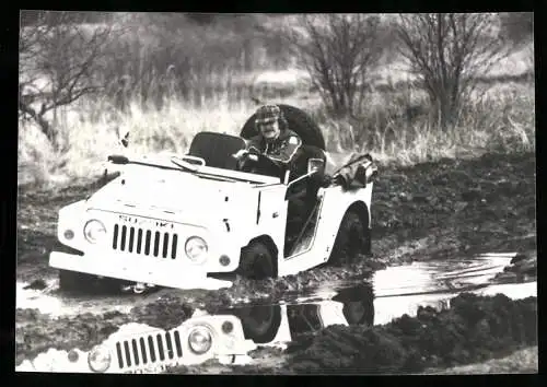 Fotografie Auto Suzuki LJ80 Jipsy, Geländewagen im Morast, Werkfoto