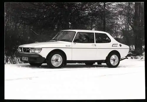 Fotografie Auto Saab 900 Turbo Coupe im Schnee, Werkfoto