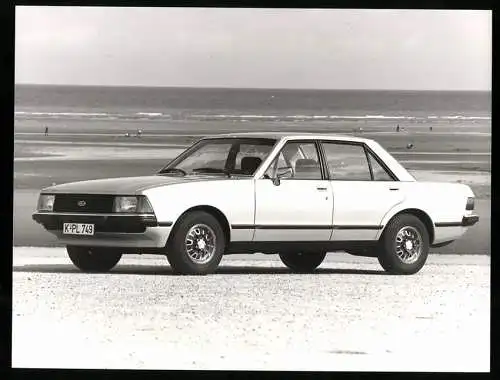 Fotografie Auto Ford Granada, Limousine am Strand, Werkfoto