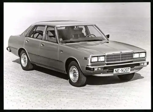 Fotografie Auto Datsun Laurel 2,4, Stufenheck-Limousine Kennzeichen Neuss, Werkfoto