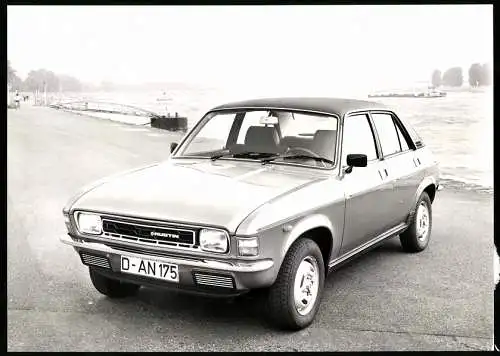 Fotografie unbekannter Fotograf, Ansicht Düsseldorf, Auto Austin, PKW am Rheinufer