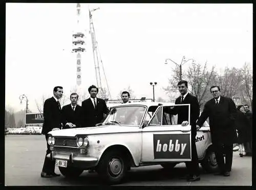 Fotografie Salone dell’automobile di Torino, Auto Fiat 124 bei Hobby Testfahrt vor dem Messegelände