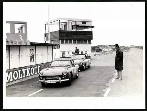 Fotografie unbekannter Fotograf, Ansicht Zandvoort, Auto Triumph Spitfire & NSU Wankel Spider Hobby Testfahrt Vergleich