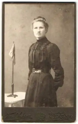 Fotografie Knut Anderson, Tidaholm, Stehende Frau mit Flagge