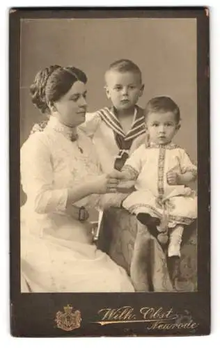 Fotografie Wilh. Obst, Neurode, Porträt einer Mutter mit zwei Kindern