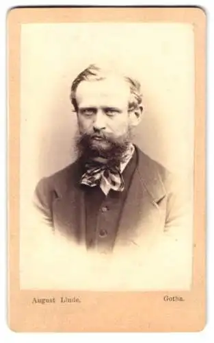 Fotografie August Linde, Gotha, August-Str. No. 3, Portrait eines Mannes mit Bart