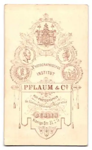 Fotografie Pflaum & Co., Berlin, Königs-Str. 31, Herr im Anzug mit Krawatte