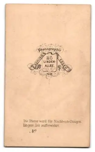 Fotografie E. Schink, Essen, Lindenallee 25, Junge im Anzug mit Tisch