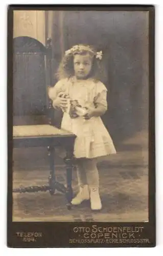 Fotografie Otto Schoenfeldt, Cöpenick, Schlossplatz, Mädchen mit Puppe