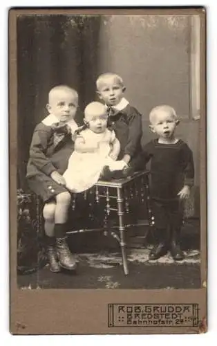 Fotografie Rob. Grudda, Bredstedt, Bahnhofstr. 28, Kindergruppe mit vier Geschwistern