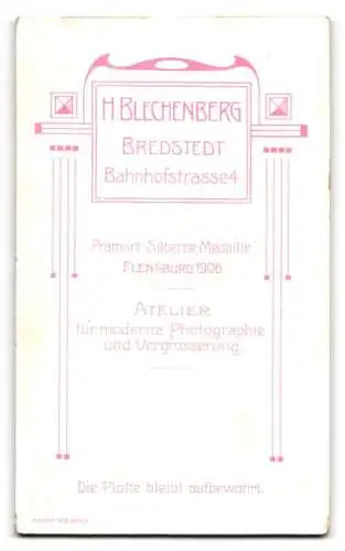 Fotografie H. Blechenberg, Bredstedt, Bahnhofstrasse 4, Kleinkind in kariertem Kleid