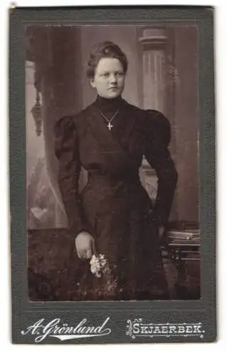 Fotografie A. Grönlund, Skjaerbek, Elegante Dame mit Blumenstrauss