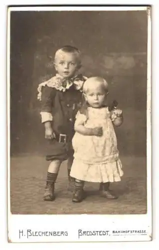 Fotografie H. Blechenberg, Bredstedt, Bahnhofstrasse 4, Zwei kleine Kinder