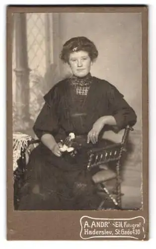 Fotografie A. Andresen, Haderslev, St. Gade 430, Porträt einer Dame mit Blumenstrauss