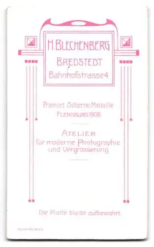 Fotografie H. Blechenberg, Bredstedt, Bahnhofstrasse, Zwei Männer in Schirmmützen