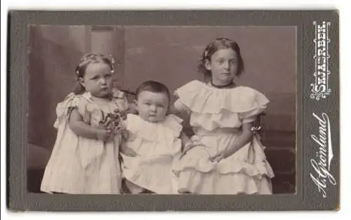 Fotografie A. Grönlund, Skjaerbek, Drei Kinder in weissen Kleidern