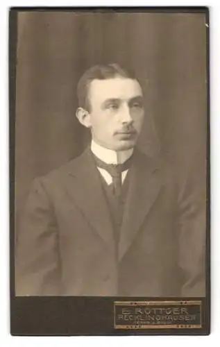 Fotografie E. Röttger, Recklinghausen, Portrait eines Herren