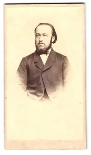 Fotografie J. Schwegerle, Augsburg, Portrait eines Mannes mit Bart