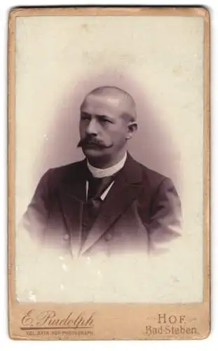 Fotografie E. Rudolph, Hof, Lorenzstrasse 3, Porträt eines eleganten Herrn