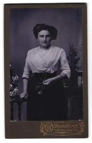 Fotografie Bruno Kempe, Oberlössnitz, Elegante Frau in Bluse und Gürtel