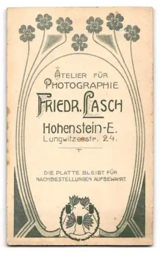 Fotografie Friedr. Lasch, Hohenstein-E., Lungwitzerstr. 24, Frau in elegantem Kleid neben einem kunstvollen Möbelstück