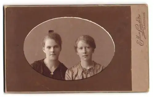 Fotografie Ellen Lundin, Ulricehamn, Portrait von zwei jungen Frauen