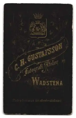 Fotografie C.H. Gustafsson, Wadstena, Sitzendes Kind in Kleid