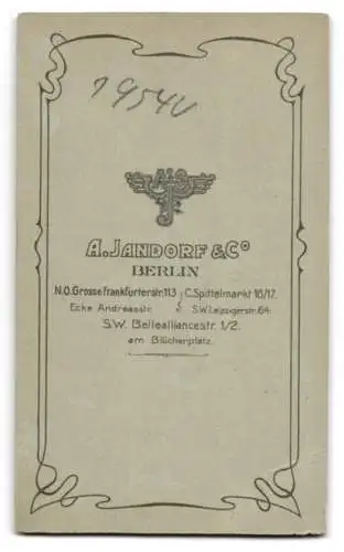 Fotografie A. Jandorf & Co., Berlin, Frau mit Stuhl und Blumenstrauss