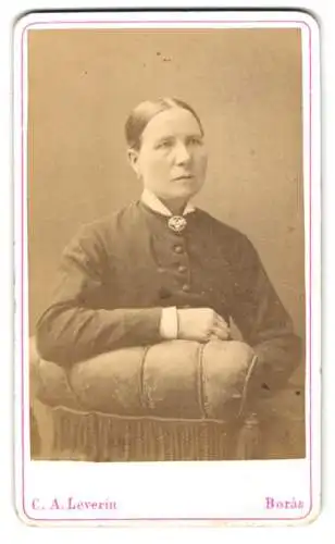 Fotografie C. A. Leverin, Borås, Sitzende Dame im Porträt