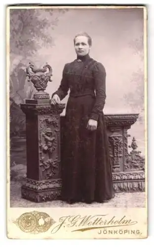 Fotografie J.G. Wetterholm, Jönköping, Elegante Dame in edlem Kleid