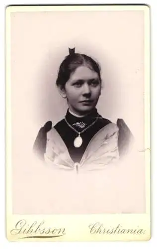 Fotografie Gihbsson, Christiania, Carl Johansgade 19, Porträt einer Frau mit elegantem Schmuck