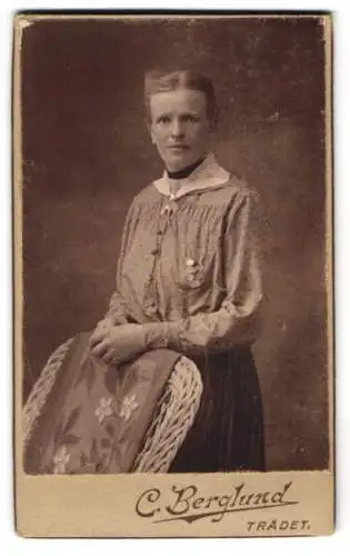 Fotografie C. Berglund, Trädet, Frau mit elegantem Stuhl