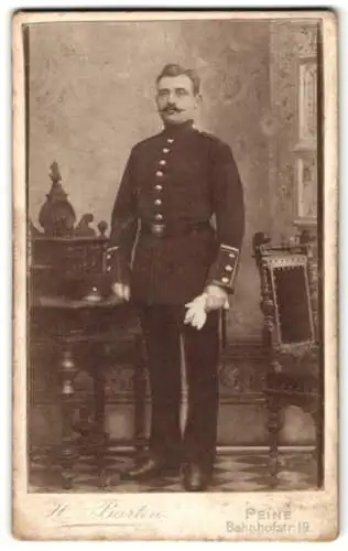 Fotografie H. Barten, Peine, Bahnhofstr. 19, Porträt eines Soldaten in Uniform