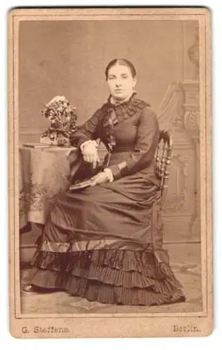 Fotografie G. Steffens, Berlin, Potsdamerstr. 116, Dame in tailliertem Kleid