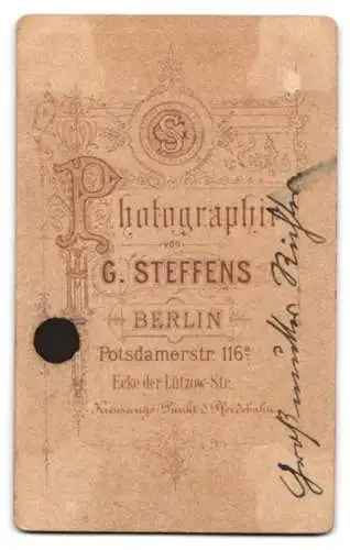 Fotografie G. Steffens, Berlin, Potsdamerstr. 116, Dame in tailliertem Kleid