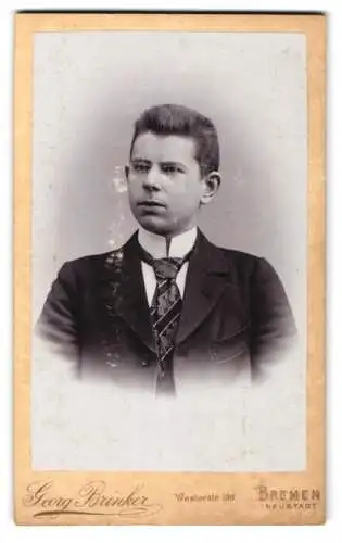 Fotografie Georg Brinker, Bremen, Westerstrasse 100, Porträt eines jungen Mannes in Anzug