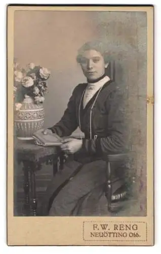 Fotografie F.W. Reng, Neuötting, Frau mit Buch und Blumenarrangement