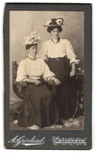 Fotografie A. Grönlund, Skjærbæk, Stilvolle Damen mit Hüten