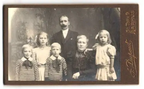 Fotografie A. Dupont, Aarhus, St. Torv 9, Familienportrait mit sechs Personen