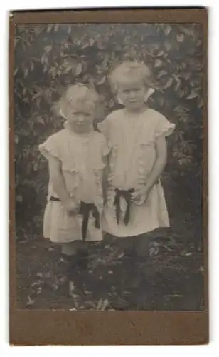 Fotografie unbekannter Fotograf und Ort, Zwei Kinder in weissen Kleidern