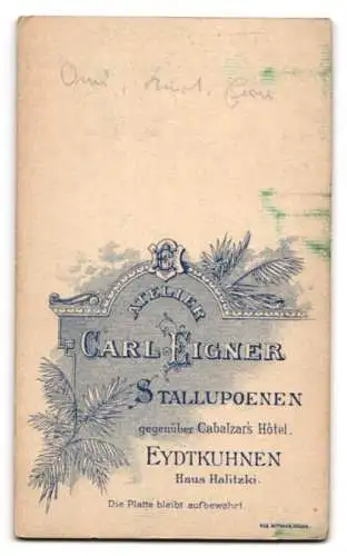 Fotografie Carl Eigner, Stallupönen, gegenüber Cabalzar`s Hôtel, Mutter mit zwei Kindern