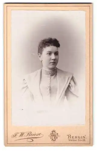 Fotografie F. W. Briese, Berlin, Weber Str. 66, Portrait einer jungen Frau