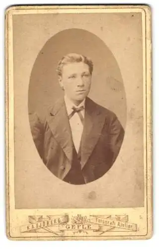 Fotografie K. A. Sjöberg, Gefle, Portrait eines jungen Mannes