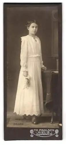 Fotografie Th. Paulsen, Kiel, Augustenstrasse 25, Junge Frau in weissem Kleid mit Blumenstrauss