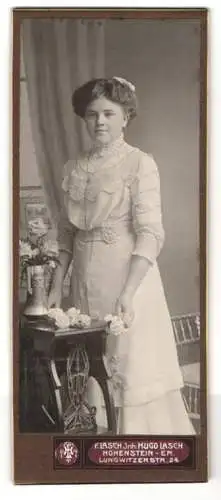 Fotografie Fr. Lasch, Hohenstein-Er., Lungwitzer Str. 24, Elegante Dame im weissen Kleid