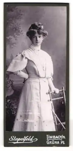 Fotografie Conrad Stapelfeld, Grüna i. S., Elegante Dame im Atelier